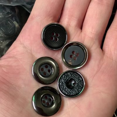 Resin combination four holes black button (1)
